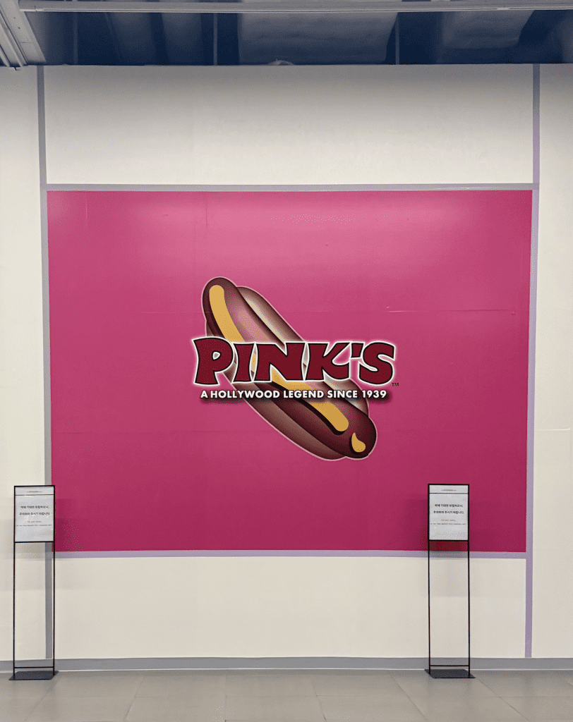 LA 명물 핑크스 핫도그 1호점 위치 공개…한국 첫 매장은 ‘더현대서울’